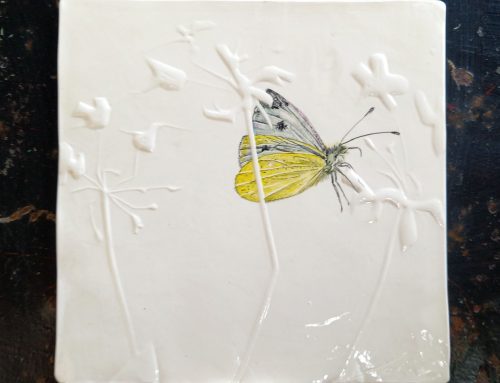 Azulejo decorativo con mariposa blanquita de la col